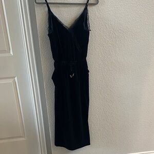 Makusi Velvet Lace Trim Elegant Black Sleeveless Dress